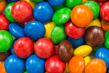 Fototapeta na wymiar Kolorowe cukierki zamknąć się w tle