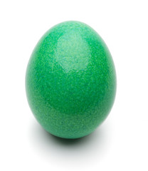 Grünes Osterei auf Weiß