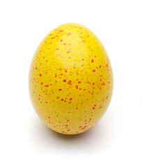 Gelbes Osterei auf Weiß