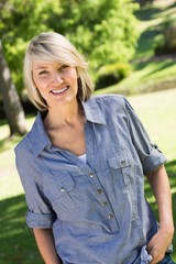 Obraz premium Beautiful woman smiling in park