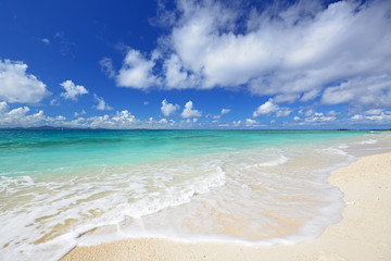 南国沖縄の綺麗な珊瑚の海と夏空