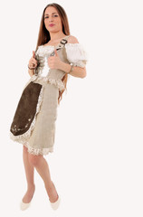 Eine Frau mit langen, br&uuml;netten Haaren im Dirndl h&auml;lt die Daumen hoch und freut sich aufs Oktoberfest