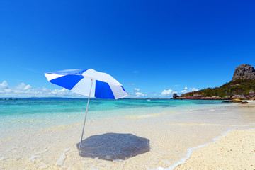 伊是名島の美しい珊瑚の海と夏空