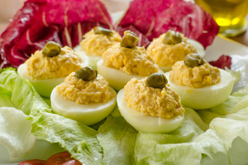 Uova ripiene con salsa al tonno e maionese, cucina italiana