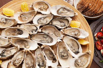 True oysters - 62171908