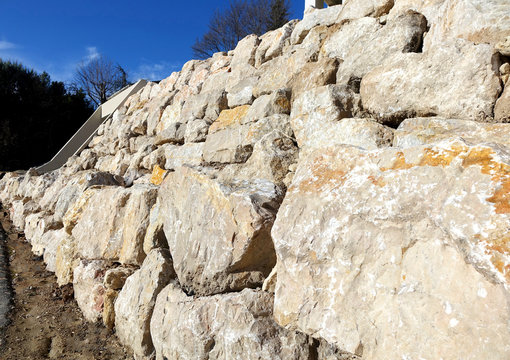 mur de soutènement en rochers de calcaire sur deux niveaux