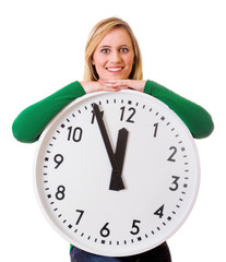 Frau leht auf gro&szlig;er Uhr