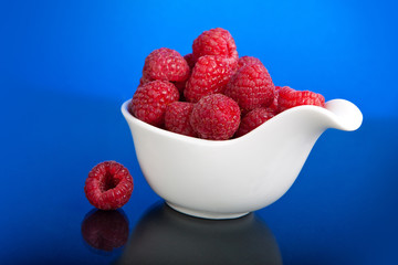 Raspberries in a white pialat