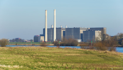 Fototapeta na wymiar Elektrownia wzdłuż rzeki w zimie