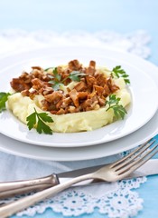 Mashed potatoes with chanterelle mushrooms