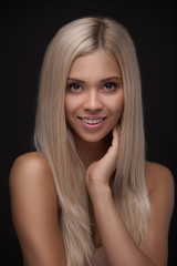 Naklejka premium Young smiling woman with beautiful healthy face