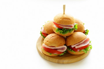 mini burgers with ham and vegetables - snacks for picnics