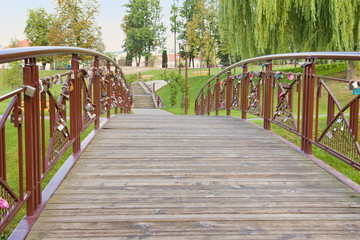 Fototapeta na wymiar Most ze starym kłódek w parku.