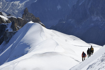 Randonneurs sur l'arête des cosmiques