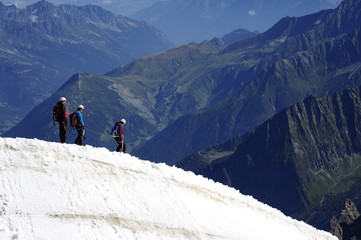 Randonneurs sur l'arête des cosmiques