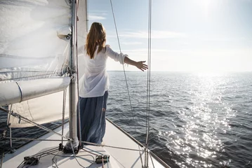 Foto auf Acrylglas Segeln Frau bleibt auf Segelboot