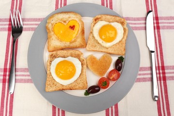 Scrambled eggs with bread on plate, on color napkin