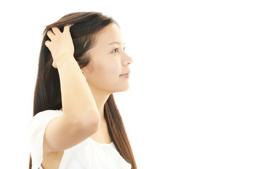 Naklejka premium ヘアーケアをする女性