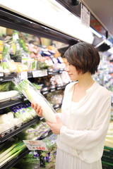 スーパーマーケットで買い物をする女性