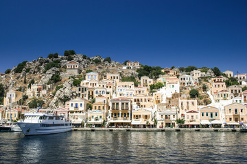 Fototapeta na wymiar Kolorowe domów okładzin na port w Symi, Grecja