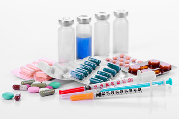 pharmacology tablets vials syringes - obrazy, fototapety, plakaty