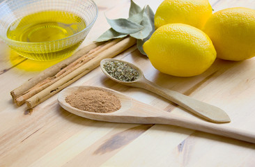 Ingredientes tradicionales canela, limones y especias.