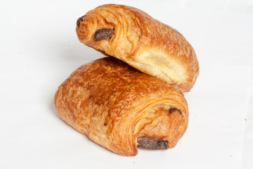 Pains au chocolat sur fond blanc