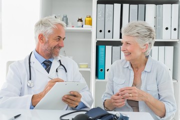 Obraz premium Female senior patient visiting doctor