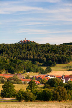 Landschaft mit Kahla und der Leuchtenburg