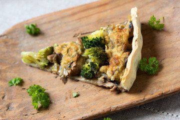 Champignon-Brokkoli-Quiche mit Hefeschmelz