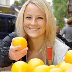 Twen kauft Orange auf Markt