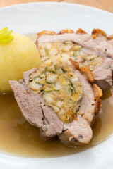Gefüllter Schweinebauch