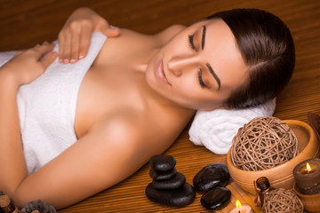 Obraz na płótnie Canvas beautiful brunette in a massage parlor