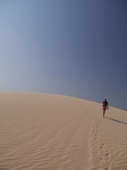 Fototapeta na wymiar Kobieta spaceru pustynia samotność