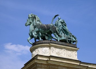 Fototapeta na wymiar Statue of chariot on a Heroes Square