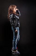 Hübsches Mädchen mit Lederjacke