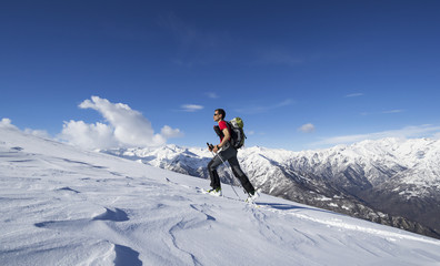 Naklejka na ściany i meble scialpinista ascende verso la vetta, Alpi italiane