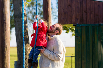 Obraz premium Vater und Tochter auf dem Spielplatz