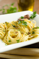 Spaghetti con alici e bottarga, cucina mediterranea