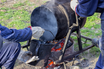pouring tar from the melting device 4