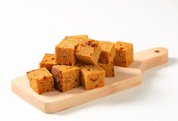 Diced gingerbread cake