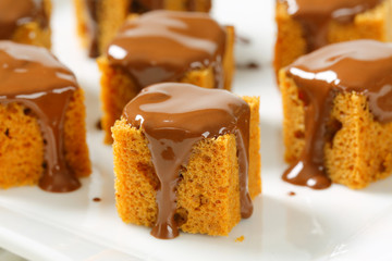 Gingerbread squares with melted chocolate