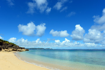 Fototapeta na wymiar Głębokie błękitne niebo i piękne plaże tropikalne