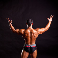 Obraz premium młody kulturysta pozowanie