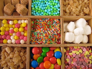 Holzkiste mit Zuckerzeug