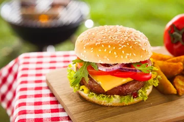 Plexiglas foto achterwand Tasty cheeseburger with melted cheddar © exclusive-design