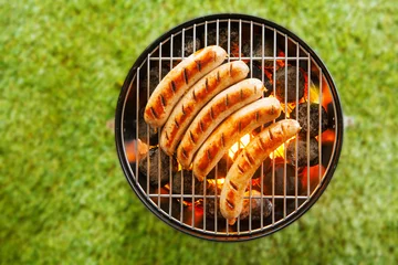  Braadworst grillen boven een barbecuevuur © exclusive-design
