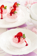 Meringue 'Pavlova' with strawberries and strawberry sauce.