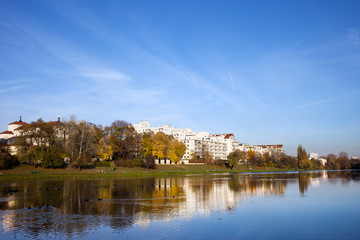 Fototapeta na wymiar Lake in the Skaryszewski Park in Warsaw