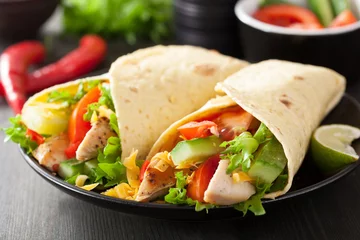 Foto op Plexiglas mexican tortilla wrap with chicken breast and vegetables © Olga Miltsova